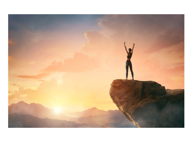 power-potential-analyse-frau-berg.png Frau auf dem Berg als Symbol für Power-Potentialanalyse und persönliche Entfaltung